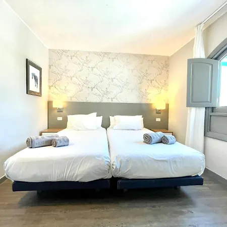 Two Bedroom, Wifi, Kitchen, 5min Playa Chica, Pool, Shopping Apartman