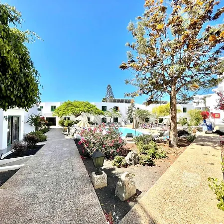 Two Bedroom, Wifi, Kitchen, 5min Playa Chica, Pool, Shopping Apartman