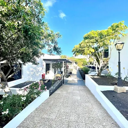 Two Bedroom, Wifi, Kitchen, 5min Playa Chica, Pool, Shopping *