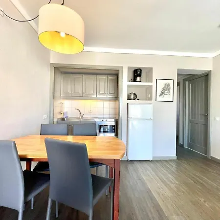 Apartment Two Bedroom, Wifi, Kitchen, 5min Playa Chica, Pool, Shopping