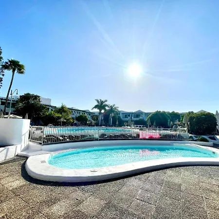Two Bedroom, Wifi, Kitchen, 5min Playa Chica, Pool, Shopping Apartment *
